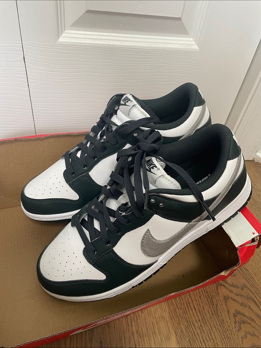 Nike Dunk Low women’s 10. Men’s 8.5 Seaweed/Metallic Silver-White IO7450-364